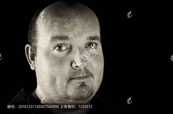 肖像特寫的男性在高對比古董完成