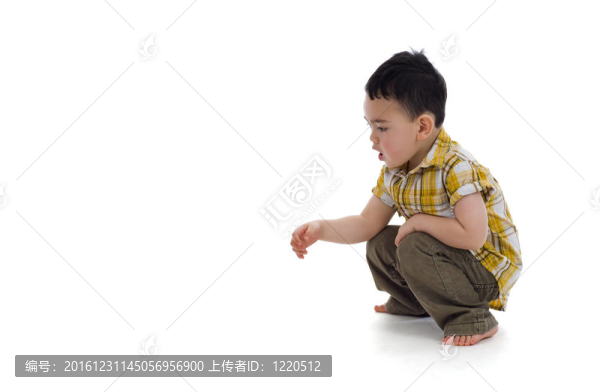 可愛的男孩看到有趣的東西