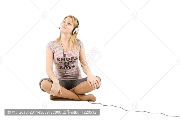 女孩聽音樂(lè)
