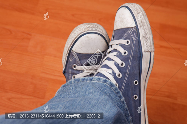 帶牛仔褲和運(yùn)動(dòng)鞋的人的腳