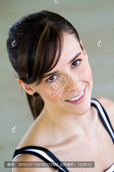 美麗的健身房的女人