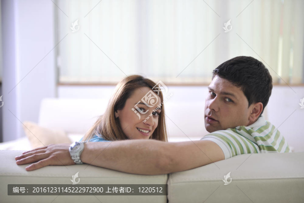 夫婦在家里在客廳沙發(fā)放松
