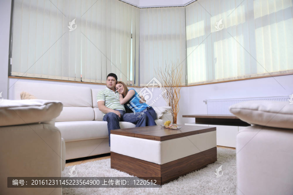 夫婦在家里在客廳沙發(fā)放松