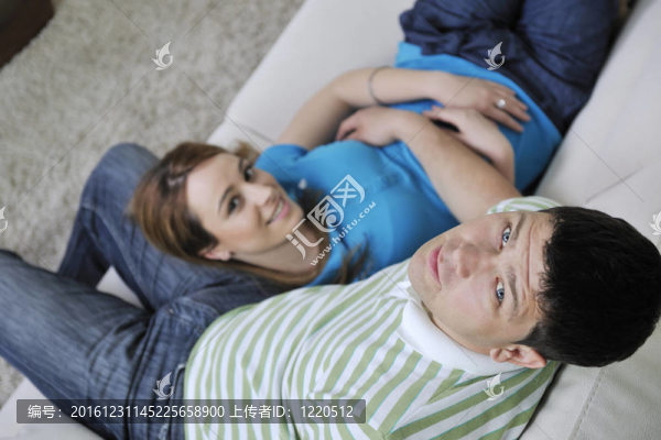 夫婦在家里在客廳沙發(fā)放松