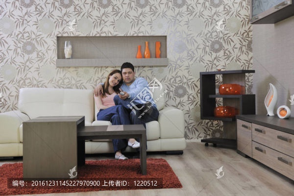 夫婦在家里在客廳沙發(fā)放松