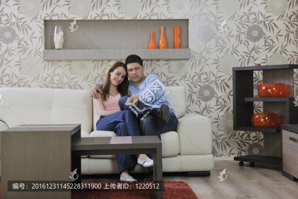 夫婦在家里在客廳沙發(fā)放松