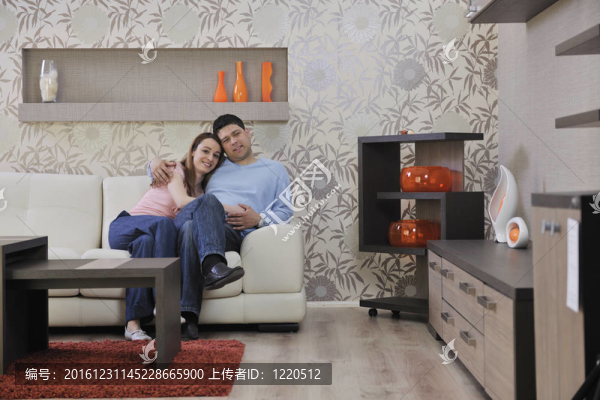 夫婦在家里在客廳沙發(fā)放松
