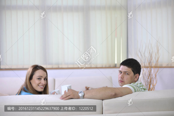 夫婦在家里在客廳沙發(fā)放松