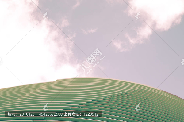 企業(yè)大廈頂部天空云和