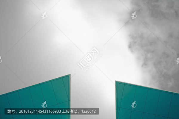 現(xiàn)代企業(yè)玻璃建筑頂部的天空和云彩