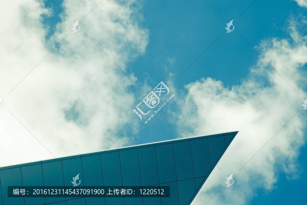 現(xiàn)代企業(yè)玻璃建筑頂部的天空和云彩