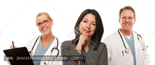 西班牙裔婦女與男性醫(yī)生和護士