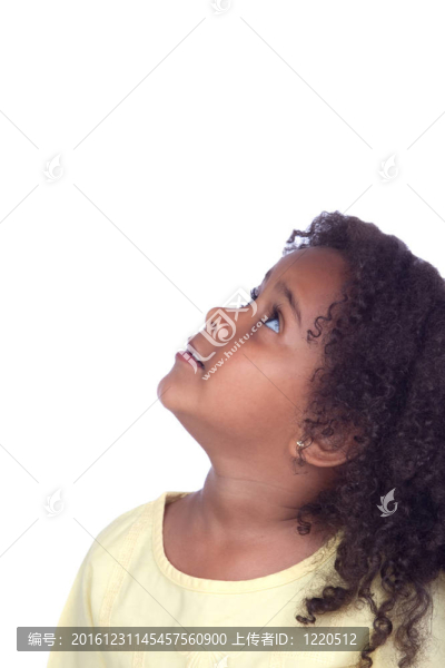 漂亮的非洲小女孩抬頭