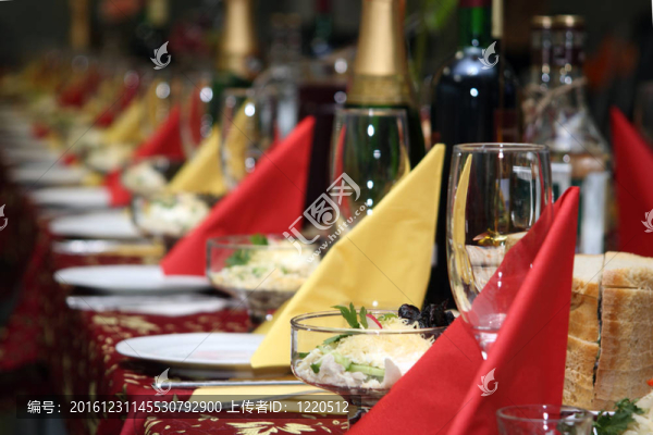 餐桌上覆蓋著一個(gè)帶飲料的節(jié)日
