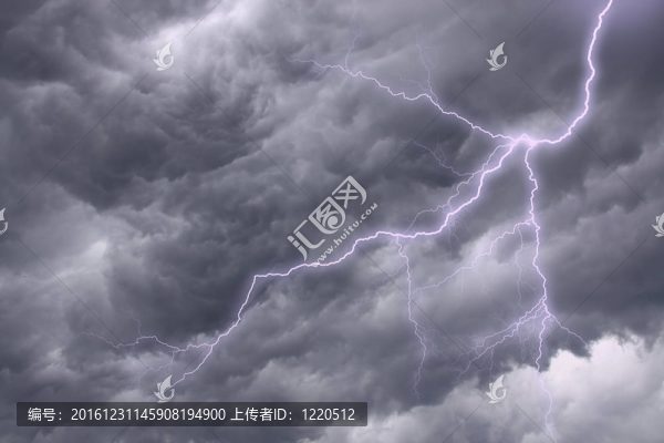暴風(fēng)雨天空的燈光