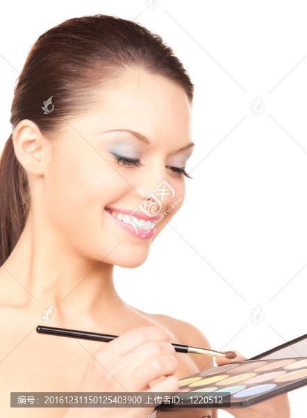 可愛的女人與調(diào)色板和刷子