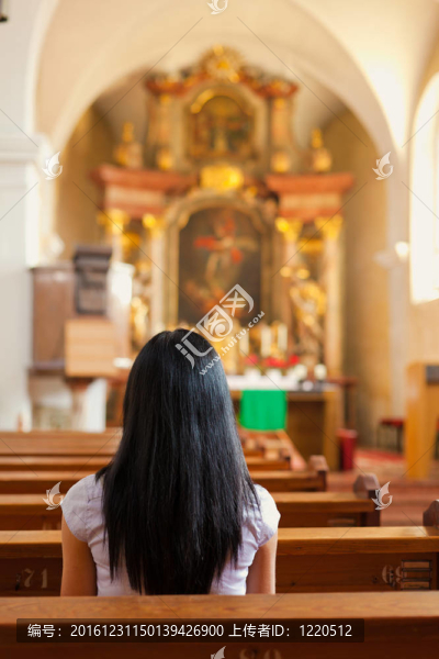 婦女在教堂祈禱