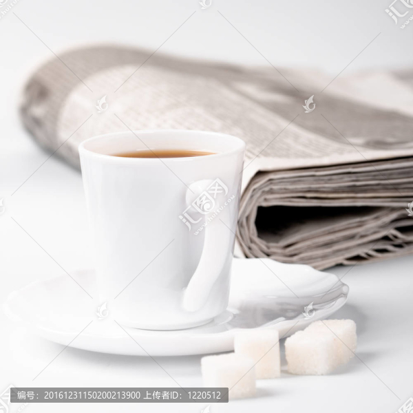 一杯咖啡；糖和報(bào)紙