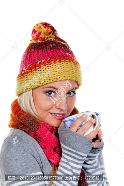 戴頭巾的女人用熱茶取暖