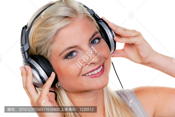 女人帶耳機(jī)聽音樂