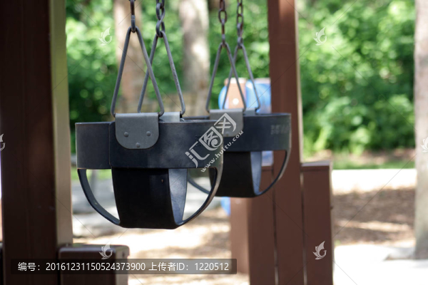 空的幼兒秋千