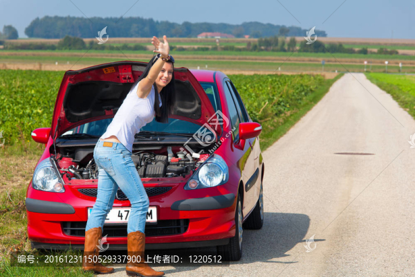 女人在她的車拋錨了。發(fā)動(dòng)機(jī)故障