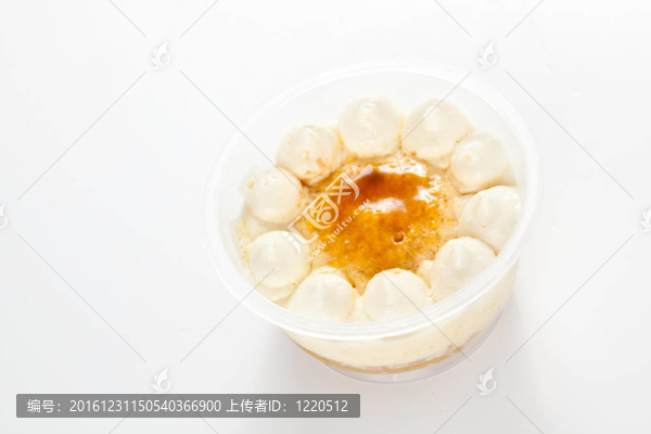 一杯帶奶油的威士忌蛋糕