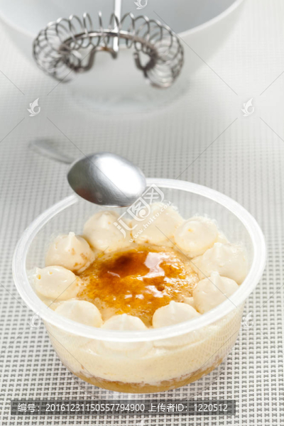 一杯帶奶油的威士忌蛋糕
