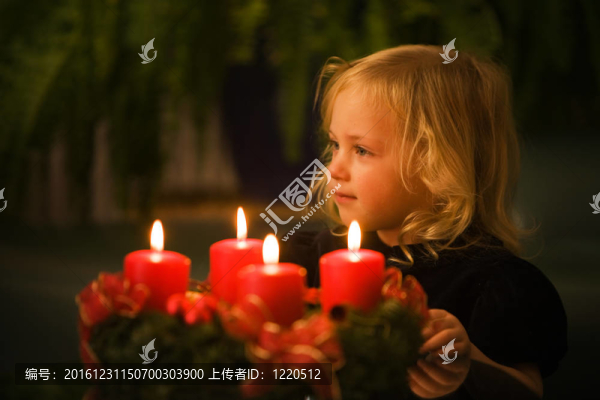 圣誕來(lái)臨的孩子