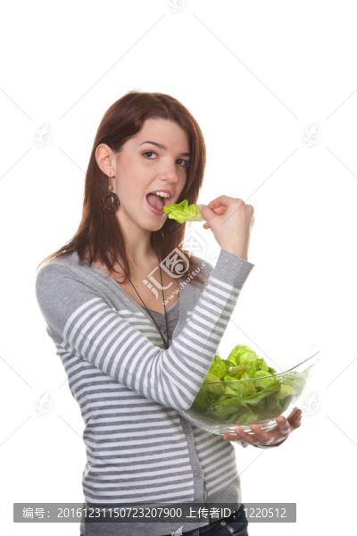 年輕女子嘗試綠色沙拉