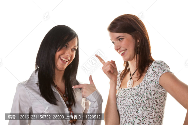 兩個(gè)年輕的女人竊竊私語(yǔ)