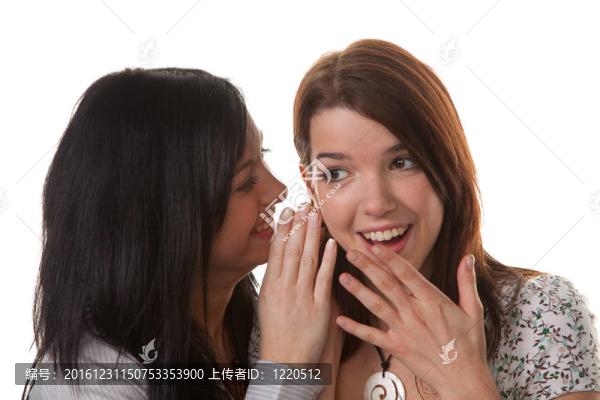 兩個年輕的女人竊竊私語