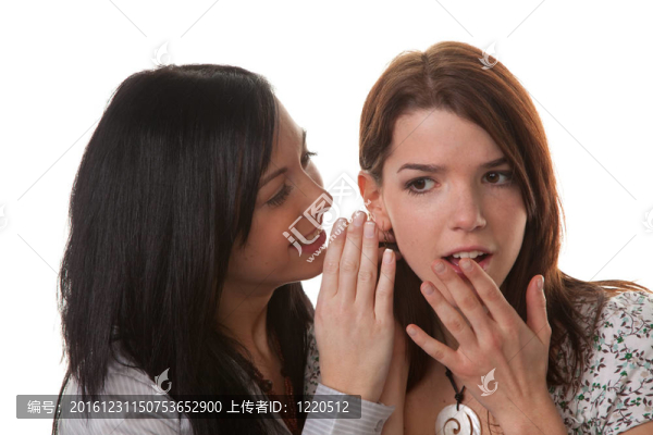 兩個(gè)年輕的女人竊竊私語(yǔ)