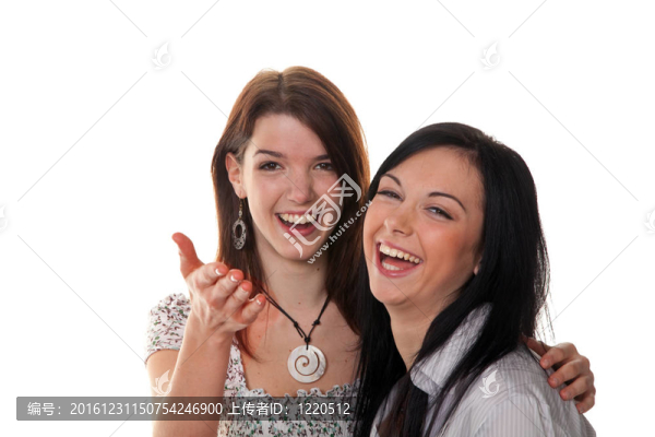 兩個年輕女人放聲大笑