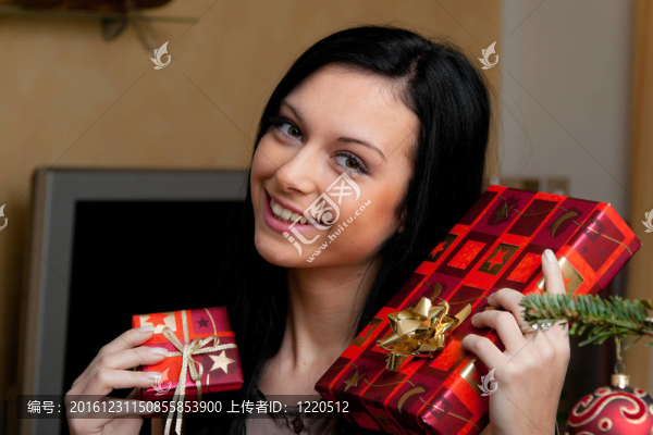 帶圣誕禮物的年輕女人