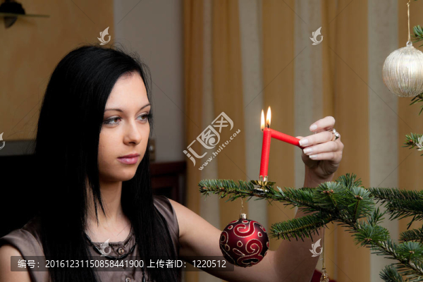 圣誕節(jié)時(shí)帶圣誕樹的年輕女子