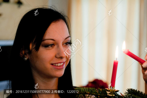 圣誕節(jié)時帶圣誕樹的年輕女子