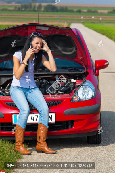 女人在她的車拋錨了。發(fā)動機(jī)故障