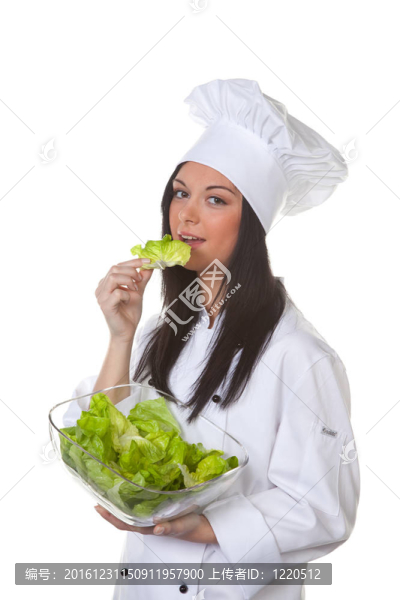 年輕女子嘗試綠色沙拉