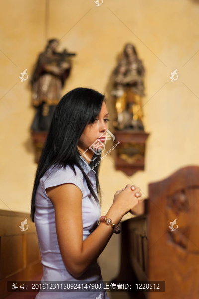 婦女在教堂祈禱
