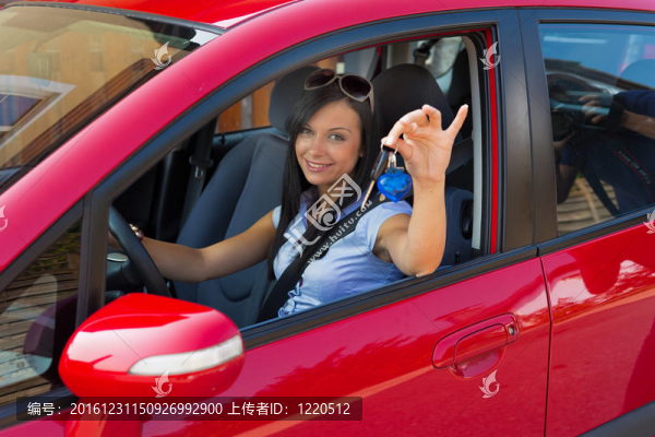 女人與新車和汽車鑰匙