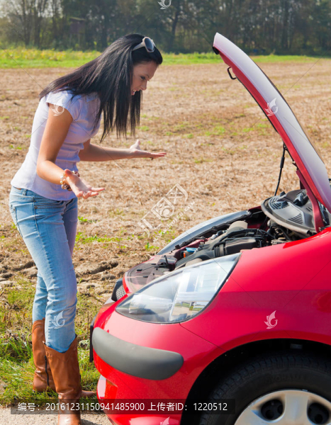 女人在她的車拋錨了。發(fā)動機(jī)故障