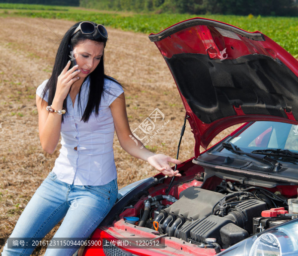 女人在她的車拋錨了。發(fā)動機故障