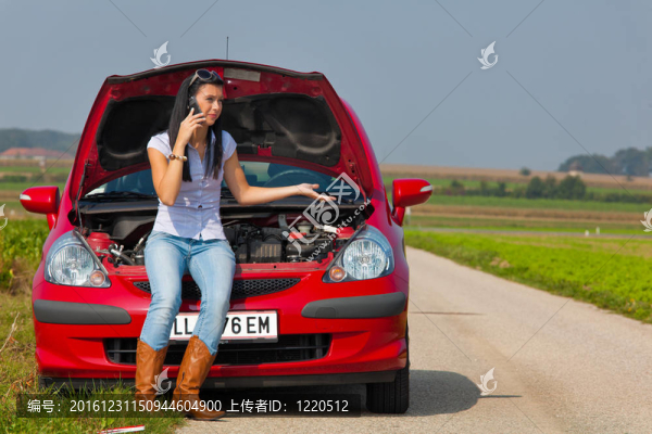 女人在她的車拋錨了。發(fā)動機故障