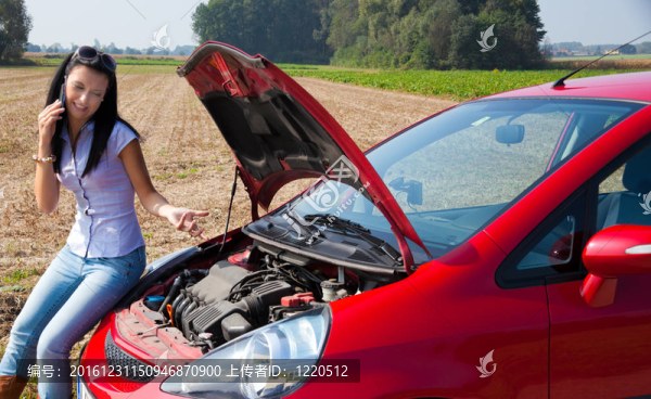 女人在她的車拋錨了。發(fā)動機故障