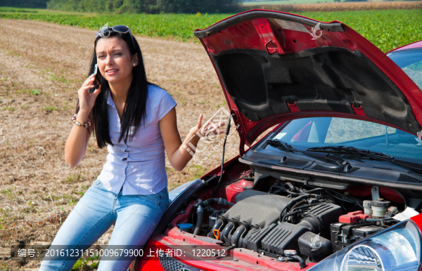 女人在她的車拋錨了。發(fā)動機故障