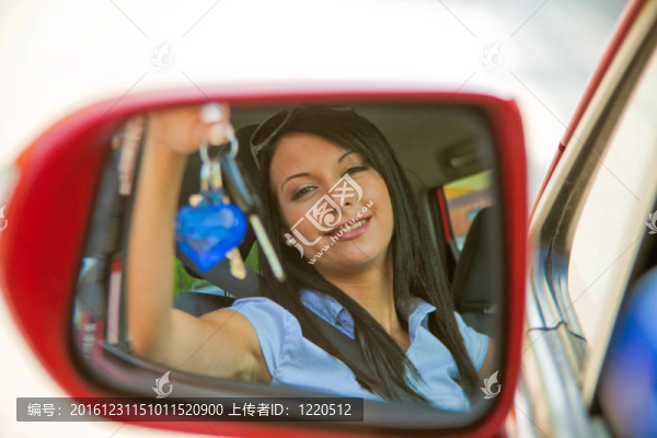 女人與新車和汽車鑰匙