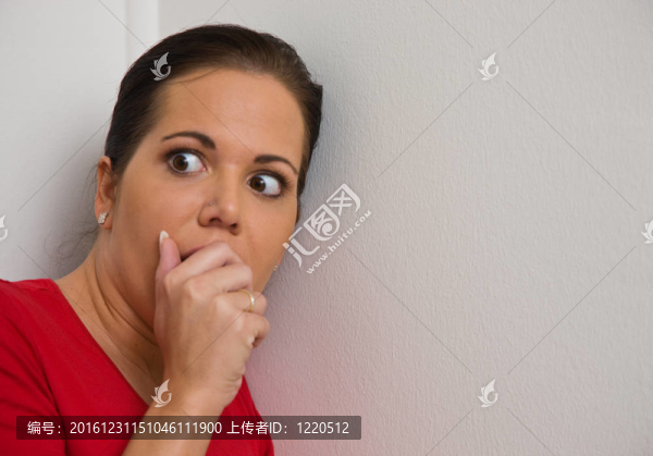 焦慮的婦女在家庭暴力的象征