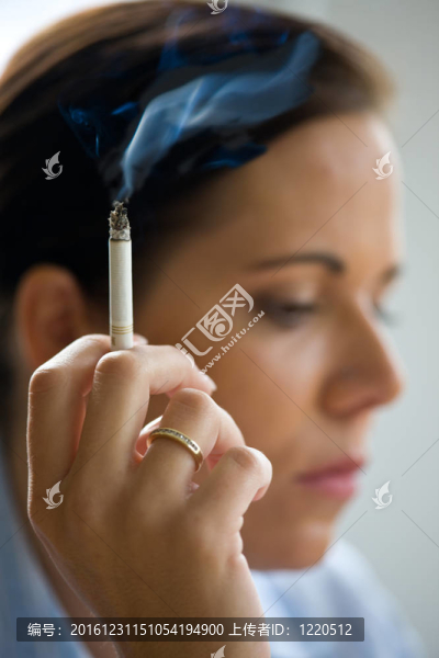 一個香煙吸煙的女人