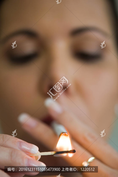 一個(gè)香煙吸煙的女人